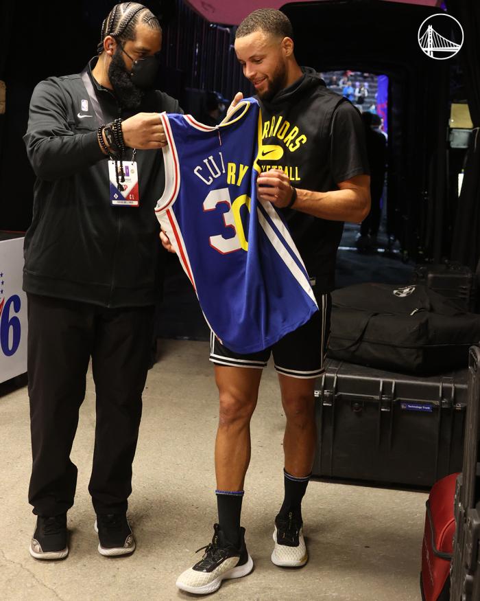 从笑到严肃！连中4记半场三分冲历史第一，库里穿勇士76人合体30号