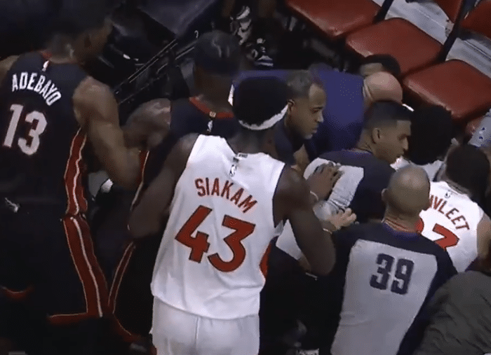 抱摔到观众席！NBA上演火爆冲突，两悍将直接被驱逐，场面太混乱