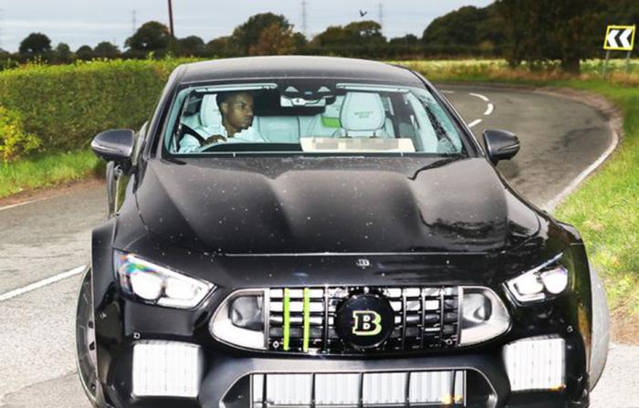 拉什福德开39万镑新车去训练！曼联惨败三天后道歉，自称非常难堪