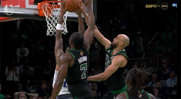 总决赛欧文又陷低迷，独行侠客场连败，0-2 落后绿军