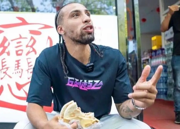 阿尔瓦拉多90度崴脚：中国行期间意外扭伤脚踝 捂脚倒地太痛苦