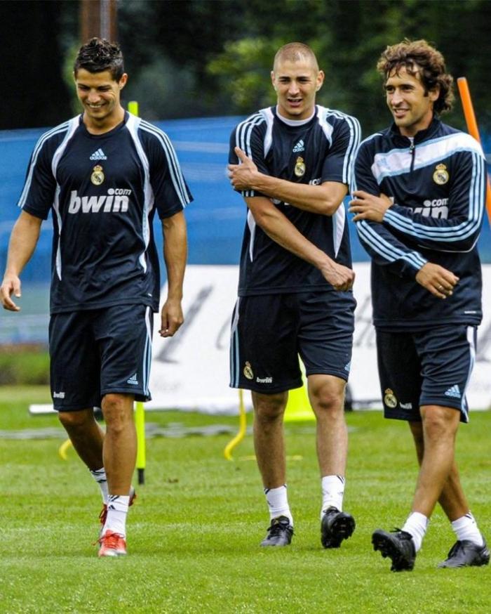 皇马晒三传奇合照：一张老照片，1000+进球