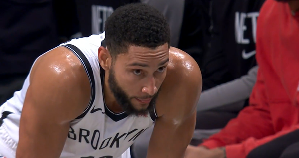 西蒙斯先抑后扬，复出5中1后7中5轰11+5，却遭库兹马晃倒