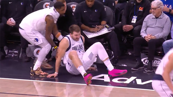 独行侠场边暖心一幕曝光：东契奇飞身救球摔出边线 欧文赶紧去扶他