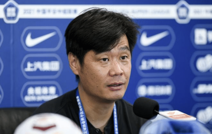 记者：国足14日训练分为两组进行，新老球员对抗