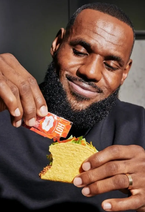 詹姆斯训练师揭秘：老詹早餐鸡蛋多，赛后酸樱桃汁助眠