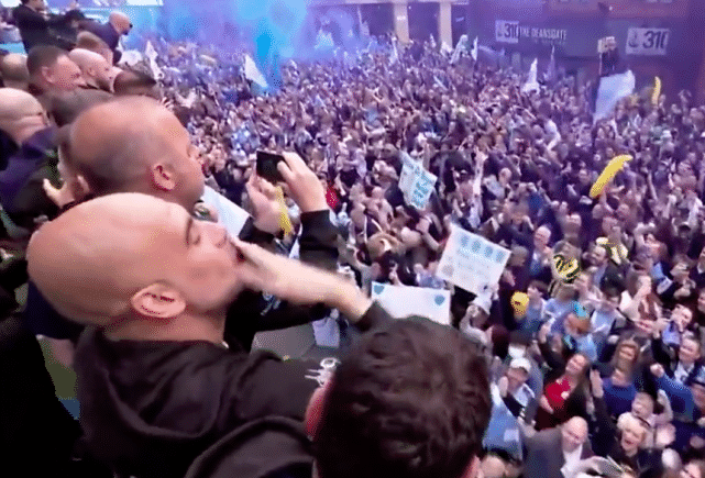 瓜帅放飞自我！夺冠庆典上抽雪茄+向球迷送飞吻，当众展示魔性舞蹈