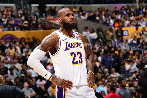 詹皇的战斗：19+16+10刷纪录 被肘击倒地 浓眉伤后率队胜