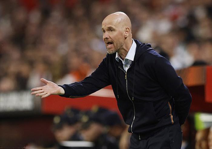 滕哈格坚称马奎尔是曼联榜样！如此队长，球迷嘲讽难怪欧联杯出局