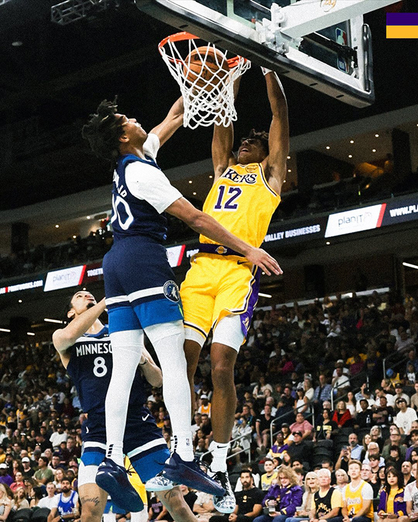 湖人新星闪耀！11+7 数据全能，霸气隔扣燃爆赛场，获雷迪克现场指导