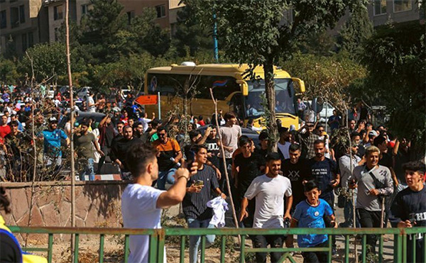 伊朗球迷出售C罗空气，标价上百亿，大巴司机疯狂涨粉