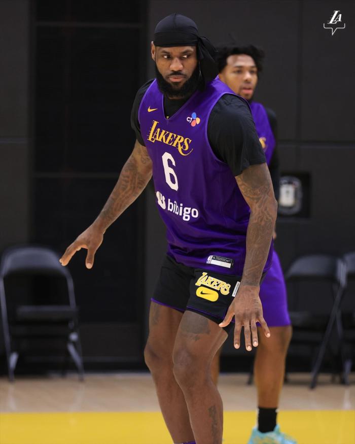 湖人训练备战76人！詹姆斯眼神专注再冲38000分里程碑：仅差11分