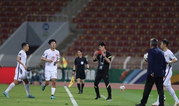 国足0-2惨败！世界+亚洲排名下降，董路抨击防守体系