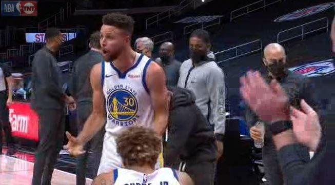 库里罕见怒吼队友引热议！情绪失控摊手训话，勇士三节狂输36分太惨