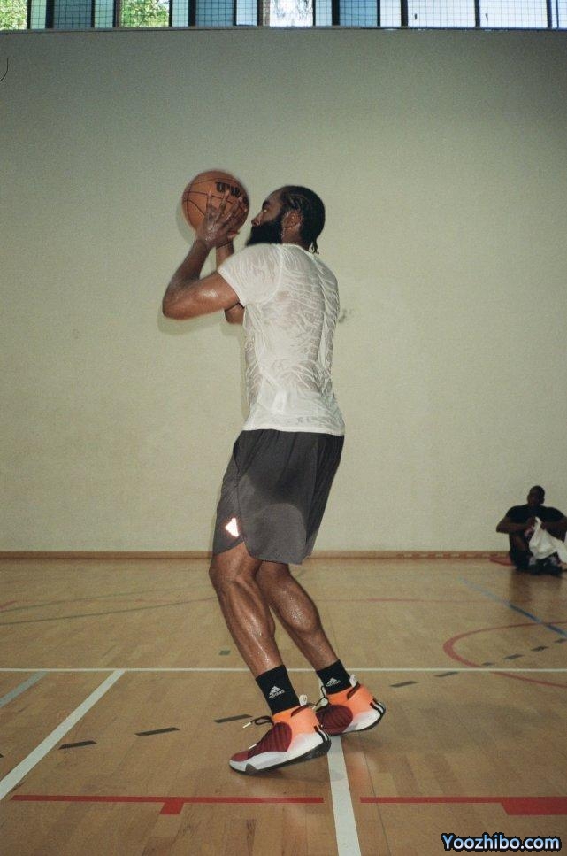 汗水浸透T恤球裤！哈登自曝最新劈扣照秀身材：我一直忙于训练