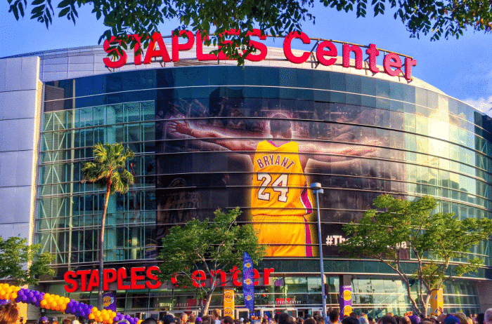 湖人主场标志已被拆除，再见了斯台普斯！13个字母堆放一地令人心酸