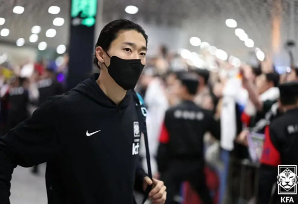 韩国人气中锋放话：将用强硬踢法回应国足粗野犯规！意外在中国受热捧