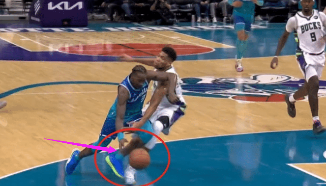 凶狠动作引争议！字母哥伸腿绊倒罗齐尔，背后推人并肘击打破对手脑袋