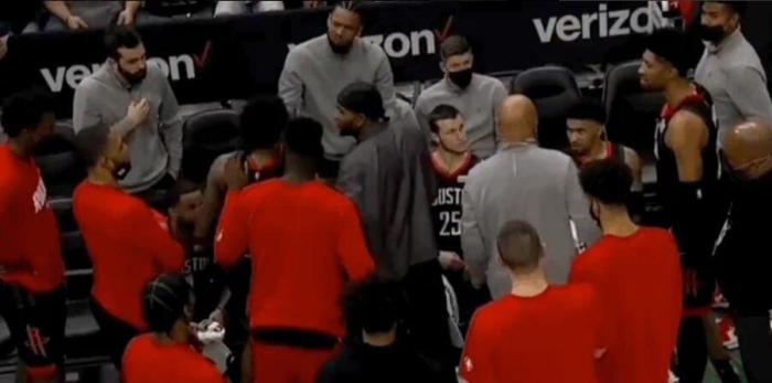 伍德暂停时冲着队友怒吼，这也学浓眉？教练杰拉德格林出面调解！