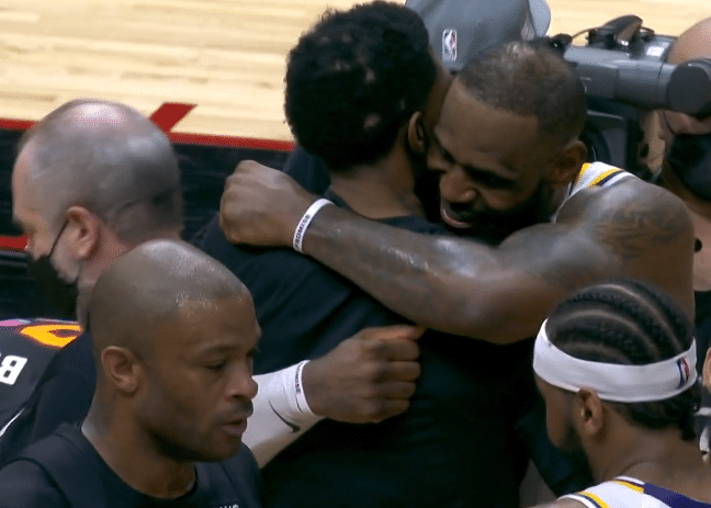 湖人输球后，老詹笑着拥抱热火将帅，与斯帅等多人有说有笑聊开心