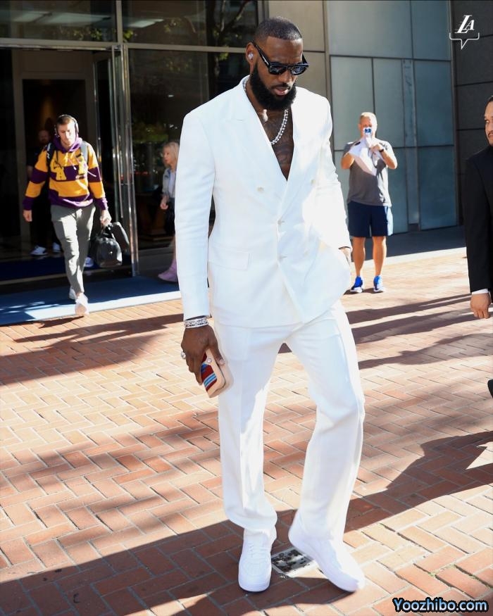 湖人官方晒詹皇入场照：一身白色西装太帅气 大战勇士再冲历史纪录