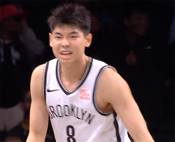 崔永熙59秒狂飙5分燃爆球馆！身着唐装获新绰号，赛后笑拥西蒙斯共庆