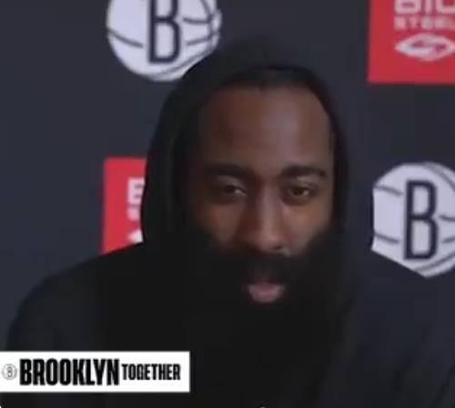 价格不菲！哈登拿走沙梅特13号球衣问他想要啥，后者：美金和手表！