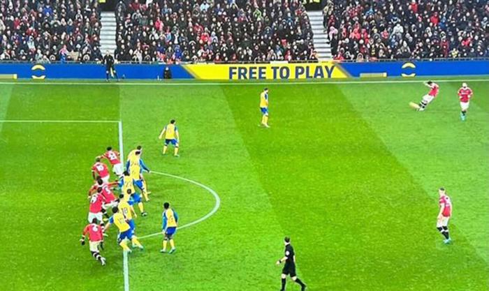 曼联定位球再遭嘲讽，6人同时越位！利物浦4天角球进球超曼联一年