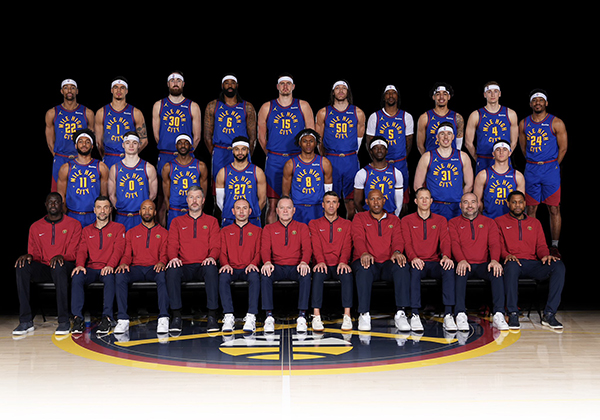 卫冕冠军合影：马龙核心位，约基奇冷峻，掘金发带帮闪耀