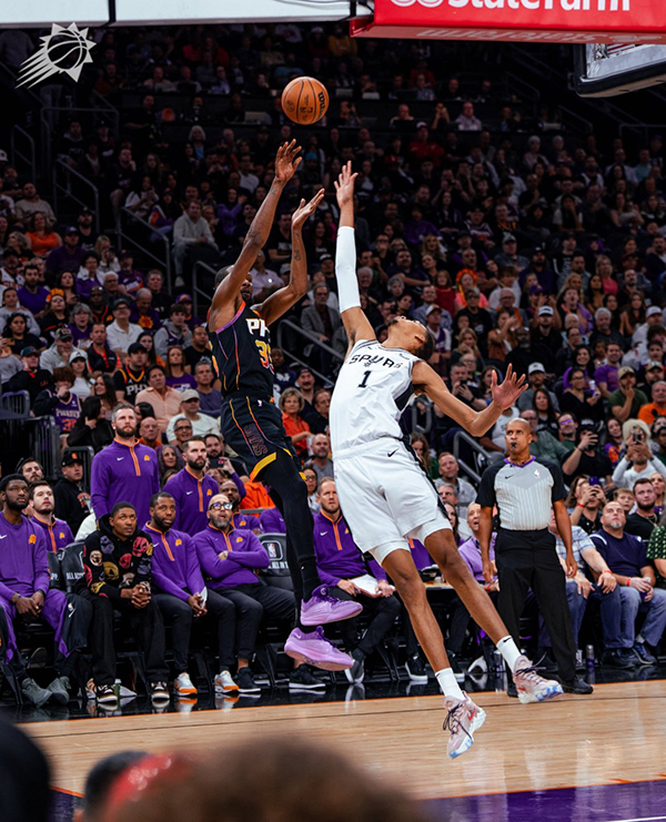 杜兰特军训文班亚马！两人数据相差悬殊 马刺状元半场6中1隔扣宣泄