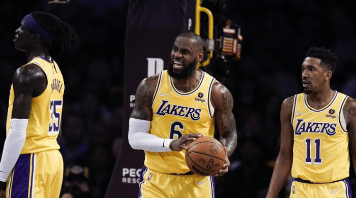 詹姆斯生气了！赛后拒绝接受采访！沃格尔甩锅：本该重用霍华德