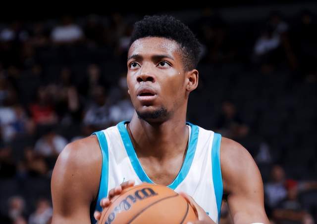 唏嘘! NBA榜眼连续梦游, 2战33中9遭嘲讽, 拿5千万恐沦为水货