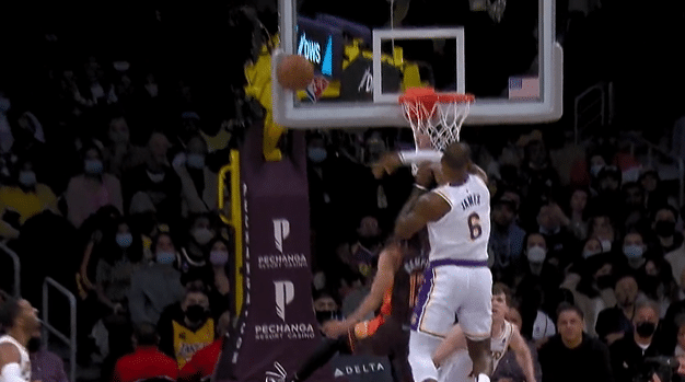 经典重现！詹姆斯追身钉板血帽魔术小将，摇手指致敬穆大叔