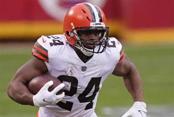 詹姆斯为他祈祷！布朗跑卫惨遭重伤：左膝反关节90度弯折预计报销