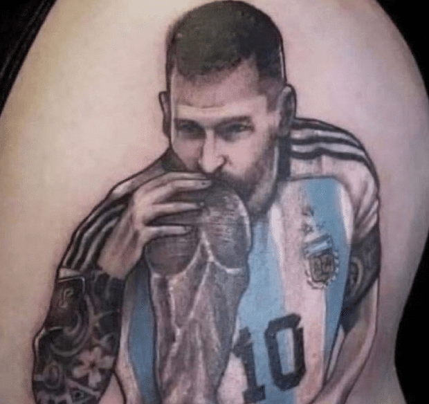 永恒经典！梅西亲吻大力神杯，球迷纷纷纹身，咖啡设计绝了