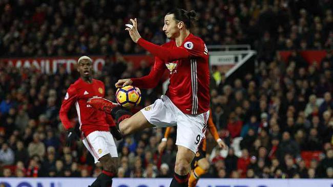 目前的伊布效力于<a href=/zuqiuzhibo/acmilan/ target=_blank class=infotextkey>AC米兰</a>，仍然是队内顶级前锋