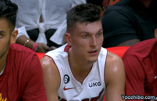 希罗新签1.3亿合同后首战轰22分 遭惊险一幕：捂膝盖表情痛苦