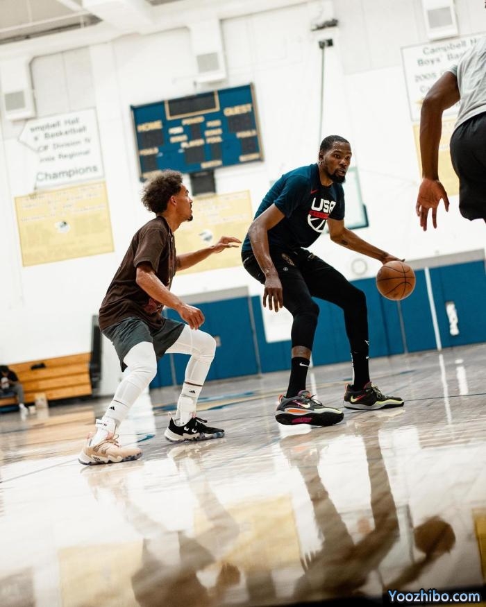 杜兰特欧文合练曝光：篮网双星同队对阵吹杨等人 欧文笑看KD刷手机
