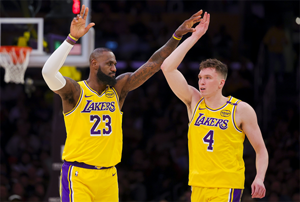 詹皇40岁生日后首战：狂砍 23 分难挽败局，湖人主场遭骑士双杀