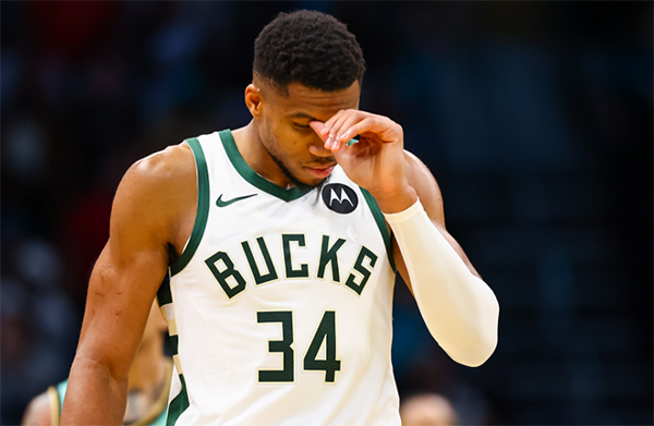 比赛惊现争议！三球造字母哥犯规靠罚球绝杀，雄鹿大呼冤枉，成焦点