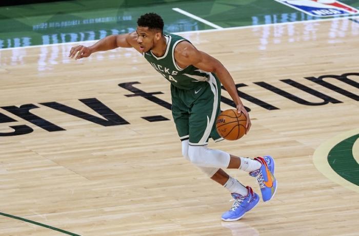 右脚骨折！2米13大中锋倒下！罗斯哭了！这只是他回归的第一场比赛