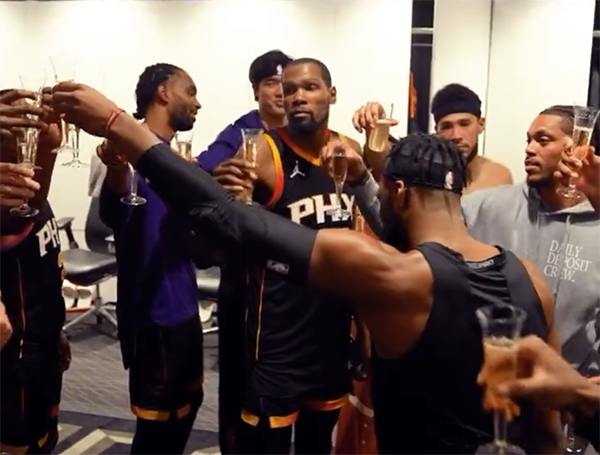 太阳更衣室庆祝曝光：全队举杯喝香槟 杜兰特领衔齐呼新年快乐