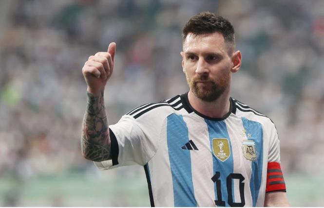 闯进场地拥抱梅西的球迷是谁？身份曝光，为拥抱梅西练习5000米