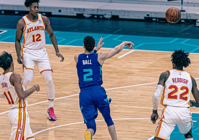 超越富尔茨！拉梅洛鲍尔创纪录！成NBA历史最年轻三双先生