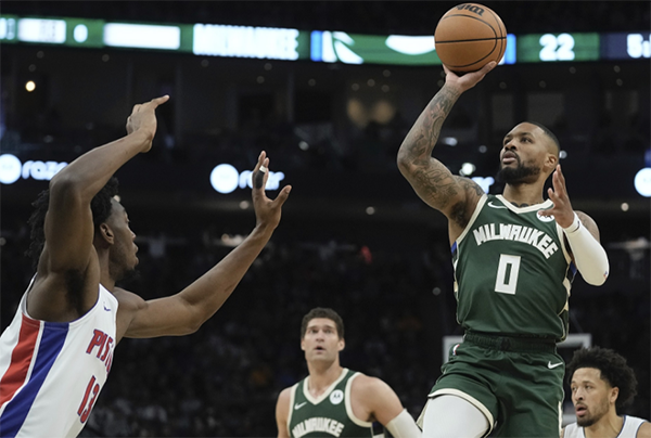 雄鹿双巨三节55分送活塞23连败：字母带孩子玩耍利拉德一脸笑容