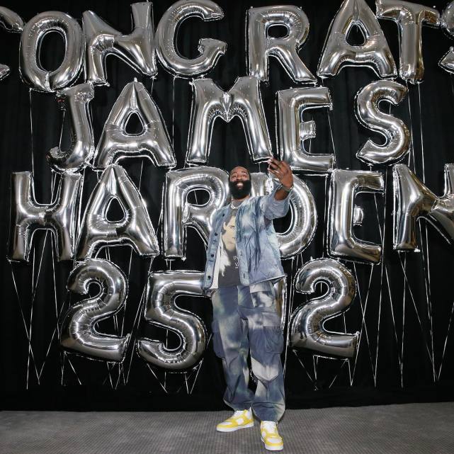 哈登庆功宴曝光！大胡子收获惊喜大笑：家人祝贺他升至三分榜第三