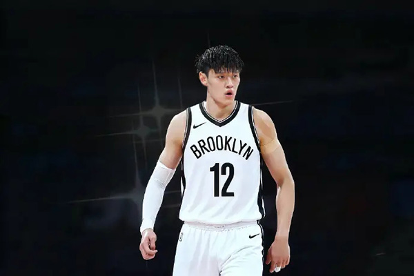 曾凡博签篮网Exhibit 10合同，双向名额待争，主帅赞其双线能力