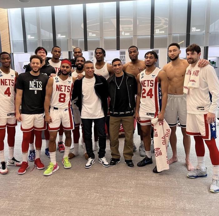 篮网全队最新合影：姆巴佩C位欧文露齿笑 杜兰特站后排西蒙斯赤膊抢镜