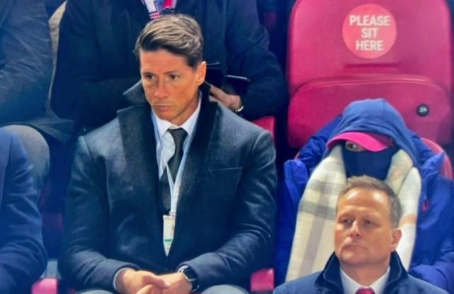 泪目！37岁托雷斯重返利物浦观战！获官方欢迎，红军新星晒合影：传奇