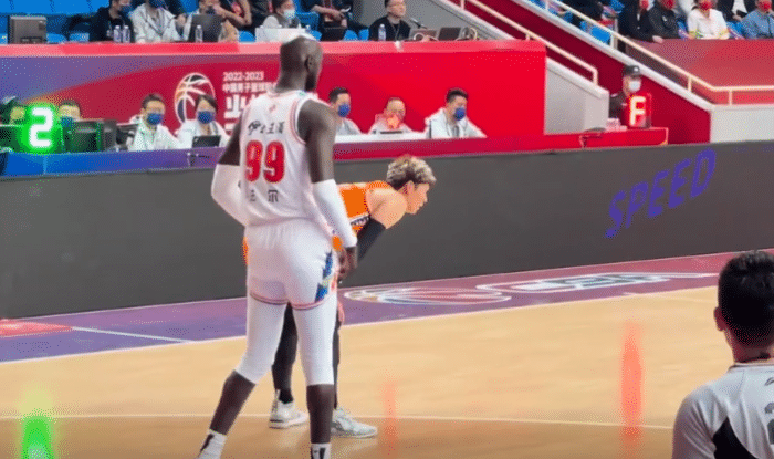 碾压！法尔CBA首秀，轻松顶开王哲林，帽翻丁彦雨航，李春江不满